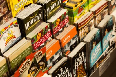 Présentoir de brochures de voyage en agence