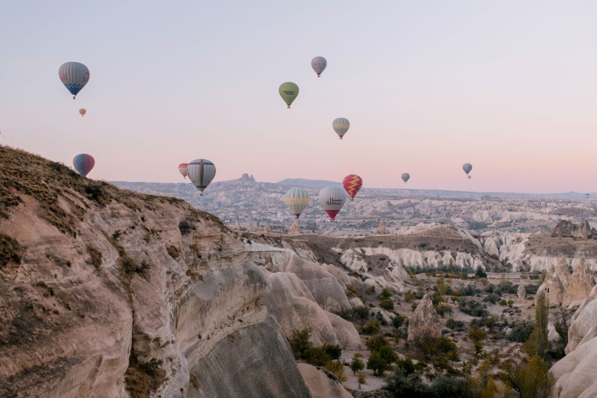 Montgolfières au lever du soleil en Cappadoce, Turquie