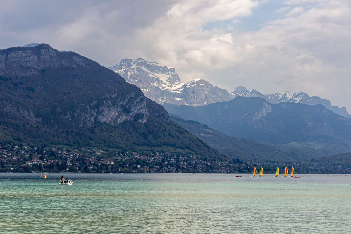 Vue du lac d'Annecy et des montagnes, site de la Fête du lac