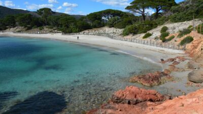 Eaux turquoise et rochers rouges sur la côte de Porto-Vecchio, Corse